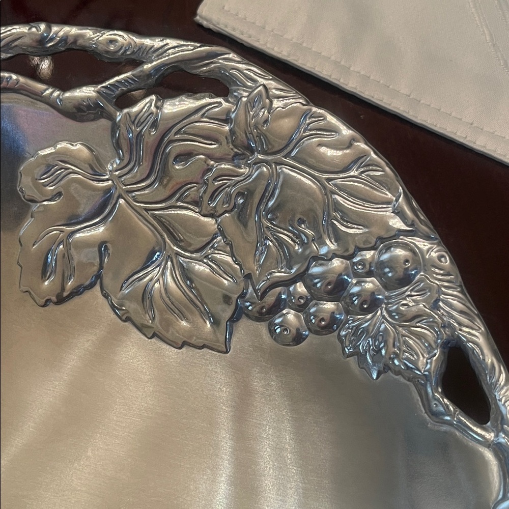 Arthur Court GRAPE HEART SHAPED COUPÉ SERVING TRAY WITH GRAPEVINE MOTIF 9.5”X 10 - Picture 11 of 11